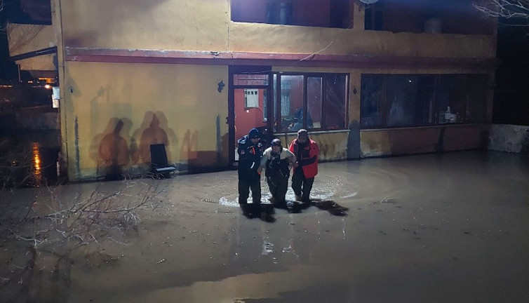 Eriyen karlar su baskınlarına yol açtı: Onlarca kişi evlerinde mahsur kaldı