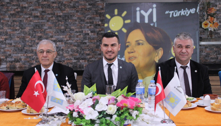 Eski futbolcu Hamza Gezmiş İYİ Parti'ye katıldı