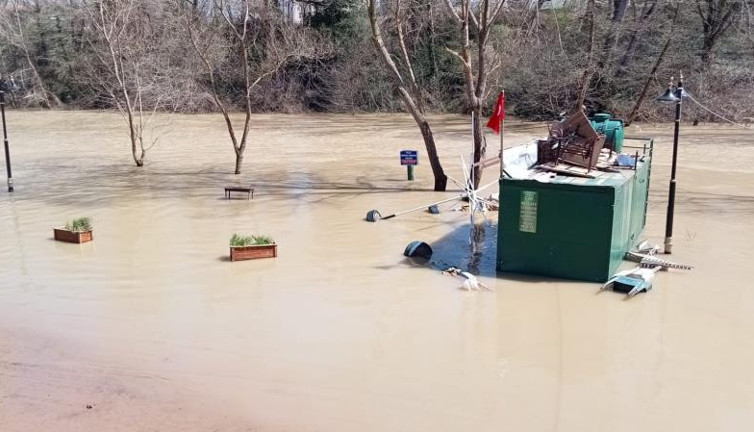 Bartın Irmağı yükseldi büfe sular altında kaldı
