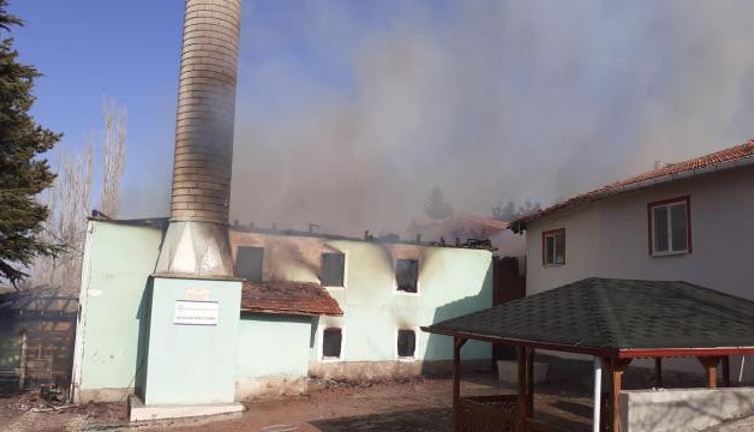 Çorum'da köy camisi yandı