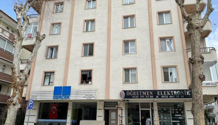 Cam parçasıyla arkadaşının canını aldı