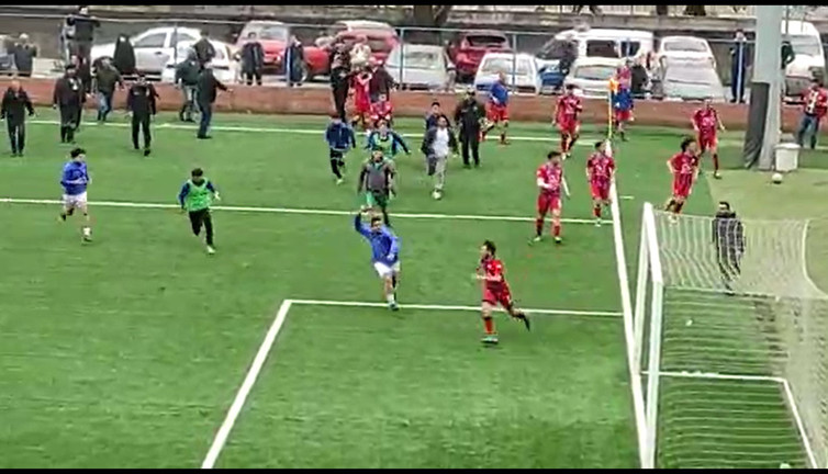 Amatör maçta futbolcular kavga etti, 10 yaralı