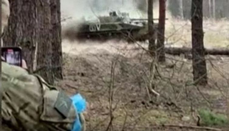 Ukrayna Rus tankını roketlerle vurdu