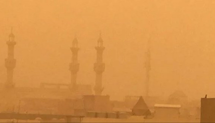 Şehri kum fırtınası vurdu! 90 kişi ölümden döndü