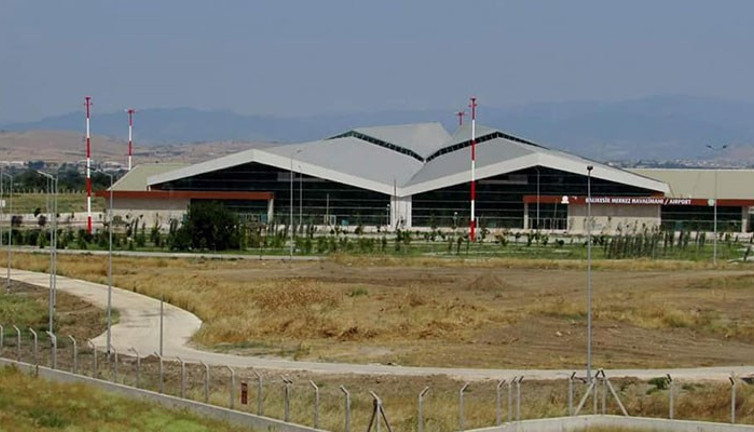 İki yıl önce yapıldı tek uçak inmedi. Hayalet havalimanını kaplayan otlar için ihale açıldı