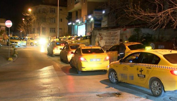 Taksimetre güncellemesi için oluşan kuyruk gece de devam etti