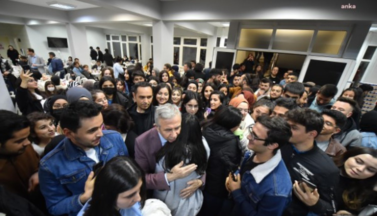 Mansur Yavaş’tan Üç- beş kişi ile değil bir yurt dolusu gençle iftar