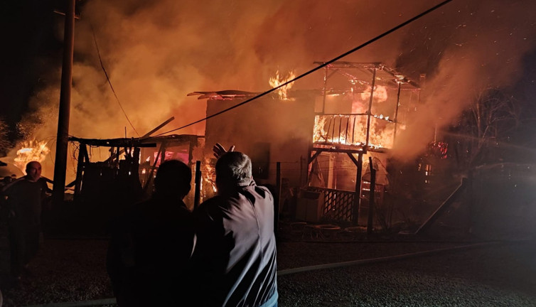 Bolu'da köyde çıkan yangında 3 ev alev alev yandı