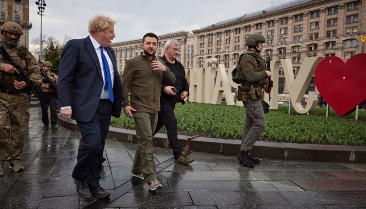 Zelenskiy ve Johnson Kiev sokaklarını gezdi