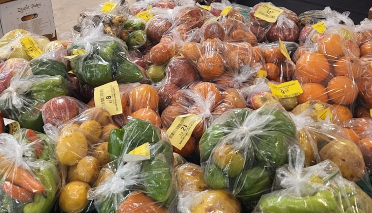 Marketlerin büyük şeytanlığı. Çürüğe çıkan meyveler vatandaşa bu adla satılıyor