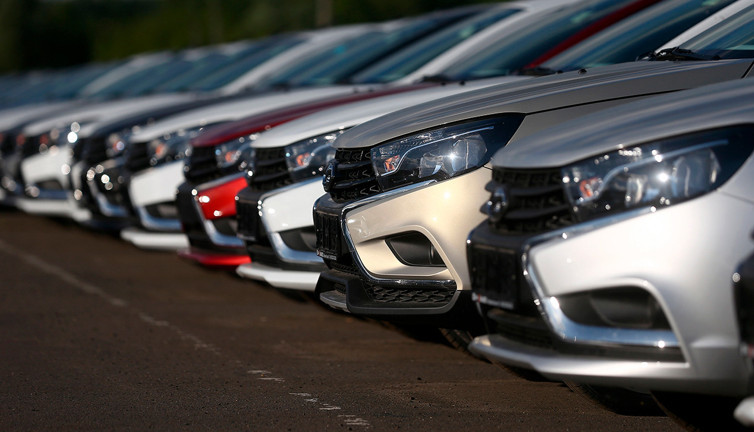 Bu otomotiv şirketi de Rusya'daki faaliyetlerini durdurdu