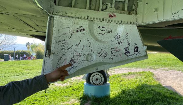 Şehit pilotun adının verildiği parktaki savaş uçağına bunlar yazıldı