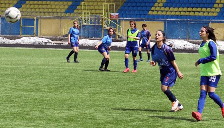 Çocuk yaşta gelin olmamak için yeşil sahaya çıktılar