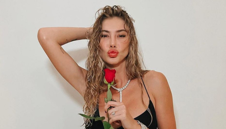 Şeyma Subaşı'nın paylaştığı üstsüz pozuna ve yazdığı nota hayranları tepki gösterdi