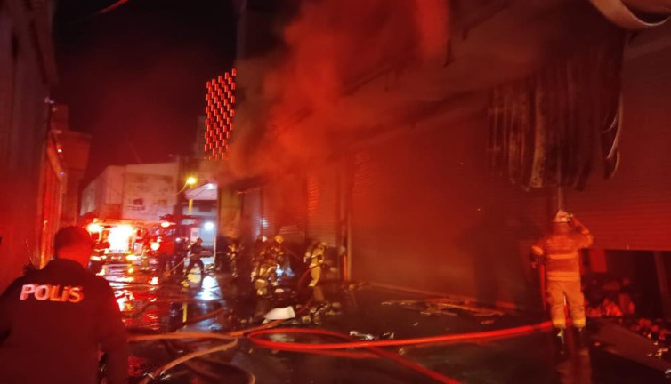 İzmir’de gıda çarşısı yandı