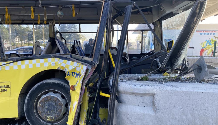 İETT otobüsü gişe betonuna saplandı