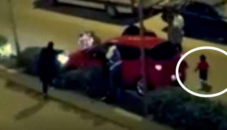 Aracını parçaladı kadının ve çocuğun çığlık sesleri sokakta yankılandı