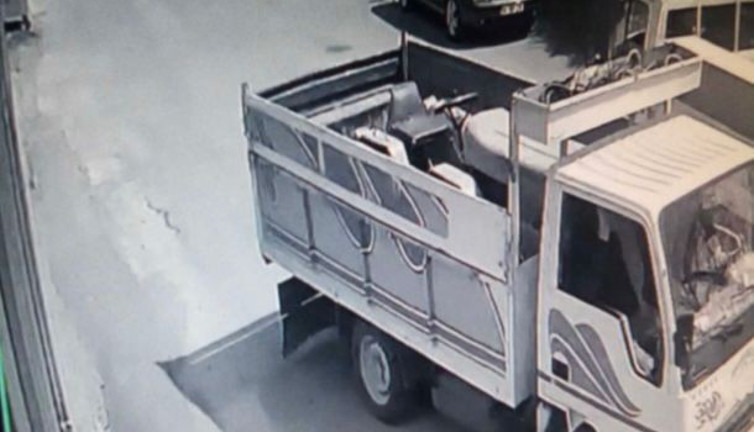 Çaldıkları traktörü galeriye sattılar