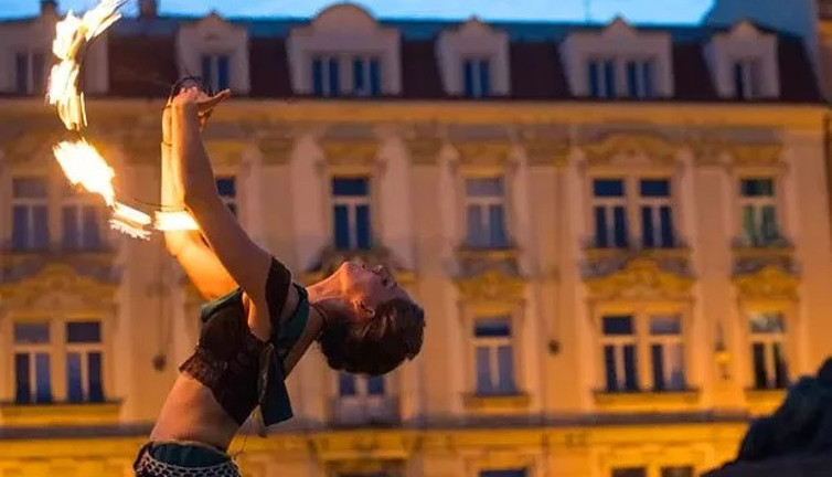 AKP’li belediyenin savunması resmi belgeyle çürütüldü. Çek kızlarının ateş dansını izlemeye gidecekler