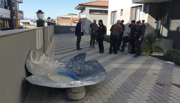 Patlayan bacanın kapağı füze gibi uçtu