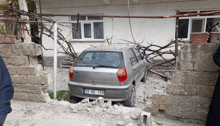 Direksiyonda rahatsızlandı! Otomobili evin bahçesine daldı…