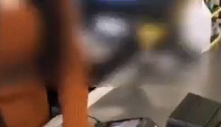 Pakistanlı densizlerin Türk kadınlara yaptıkları hareketlere bakın. Yazıklar olsun bu görüntülere müsaade edenlere