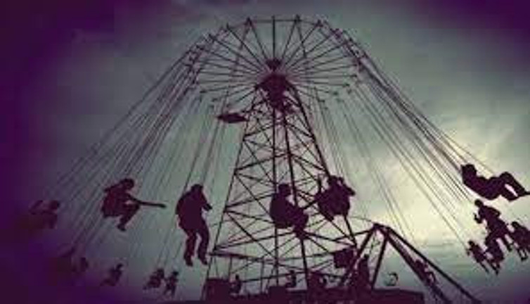 İstanbul'da dönen salıncak arızalandı: 2 yaralı