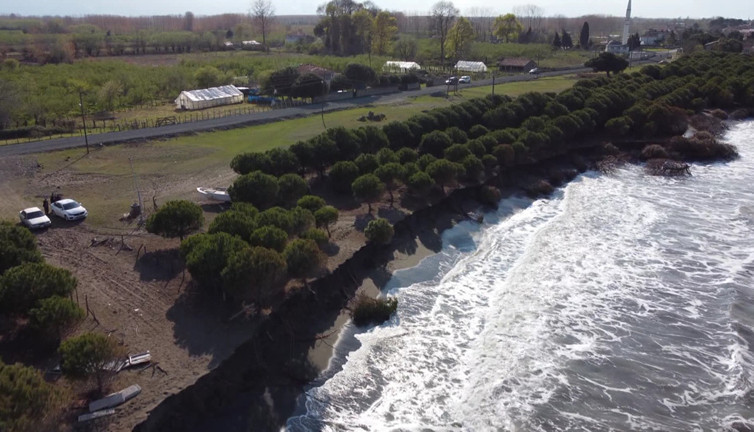 Dalgalar kıyıyı yuttu! Karadeniz evlere yaklaştı…