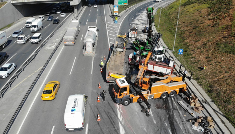 İstanbul TIR'ın dorsesindeki iş makinesi otoyola düştü