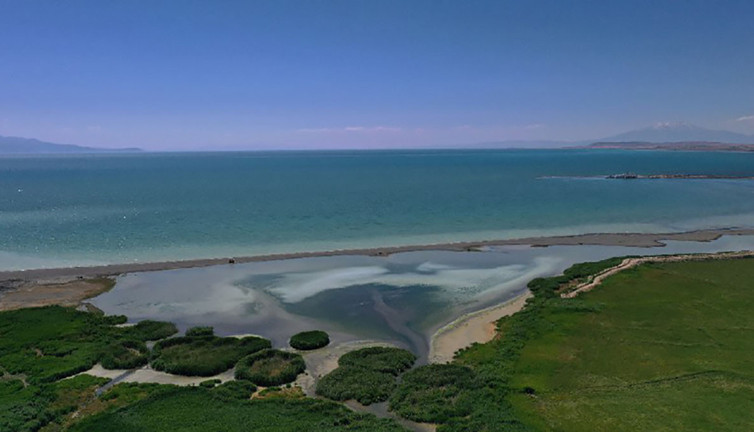 Van Gölü kenarındaki ahırlar yıkıldı! Sahil bandı projesi başlatıldı...