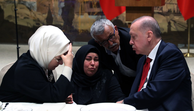 Erdoğan, şiddet mağduru kadınların yakınlarıyla bir araya geldi