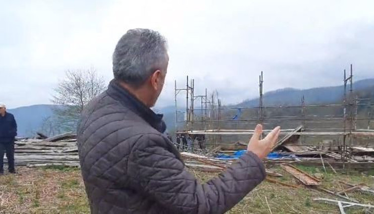 İhaleyi de paraları da aldılar, üstüne restorasyon diye 200 yıllık camiyi çaldılar! Pes artık... Cami nerede?