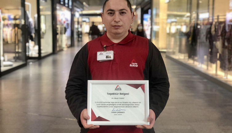 Böyle insanlar kaldı mı? Tuvalette bulduğu para dolu çantayı bakın ne yaptı…