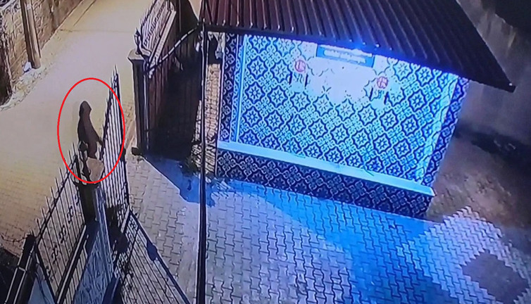 Cami avlusundaki çeşmenin musluklarını çalan şüpheli kamerada