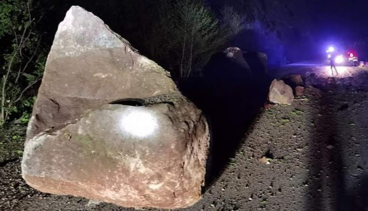 Yamaçtan kopan dev kayalar korku saçtı