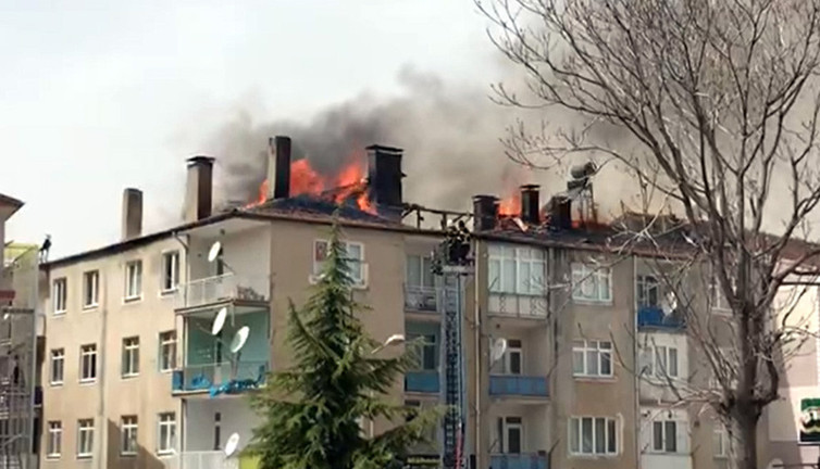 Tokat'ta 3 katlı binada yangın