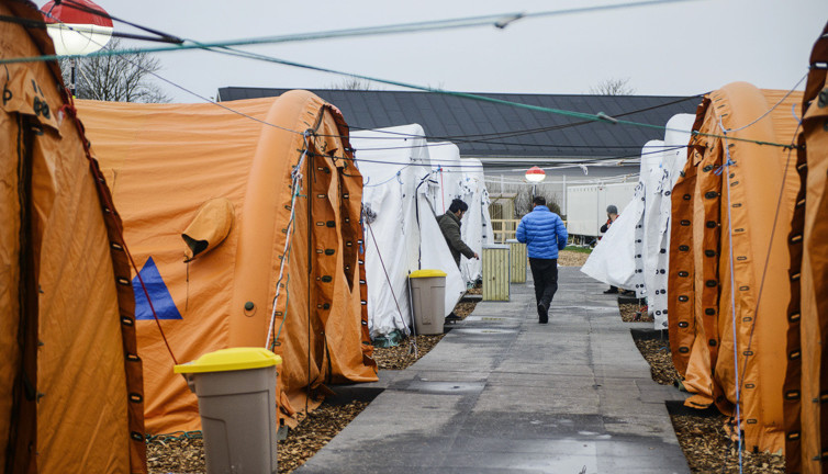 Danimarka'da sığınmacıları gönderiyor