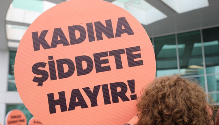 Kadına şiddete ödül! Erkek görevinde kaldı, kadın sürgün edildi