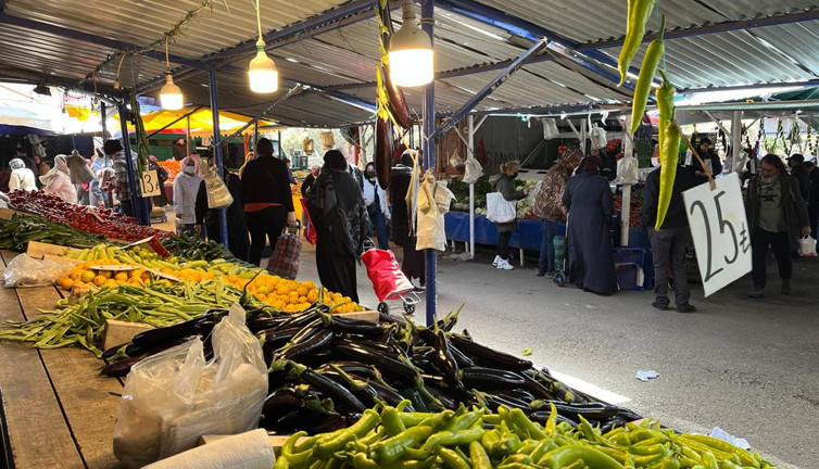 Pazarcı esnafı hayat pahalılığına isyan etti: Halkımız finalleri oynuyor, 30-40 TL’ye nasıl biber yiyecekler?