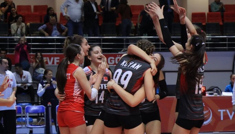 Genç Milli voleybolcularımız Macaristan'ı devirdi