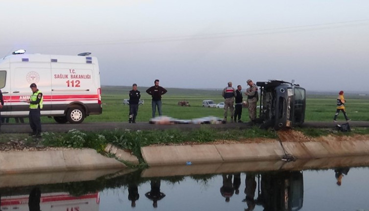 Otomobil sulama kanalına düştü 7 kişiden 3’ü kurtuldu