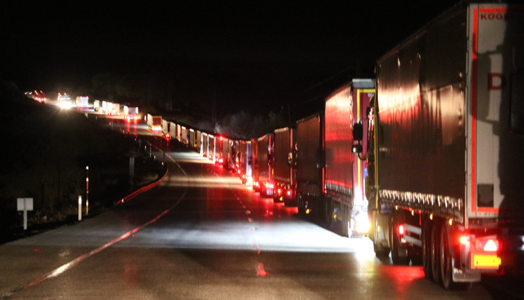 Türk tır şoförlerinin sınırda mülteci nöbeti. Kuyruğun ucu bucağı görünmüyor