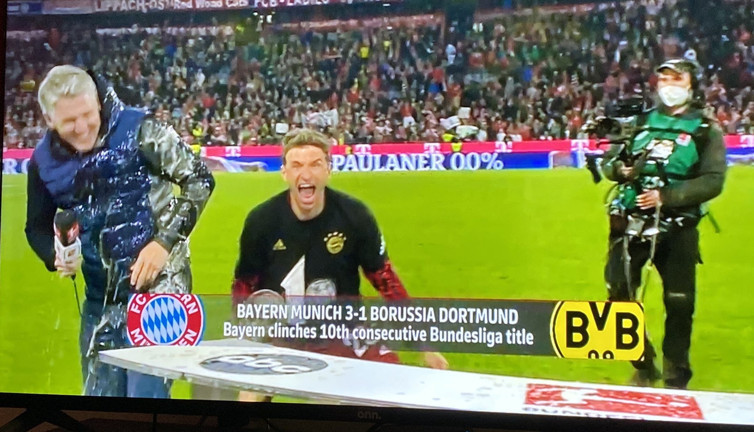 Thomas Müller eski arkadaşı Bastian Schweinsteiger'in üstüne alkol boşalttı! Canlı yayın sürprizi