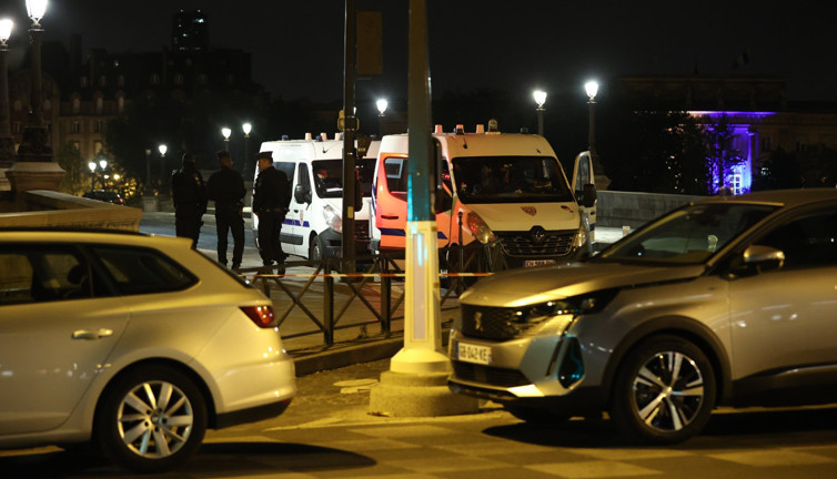 Paris'te polis dur ihtarına uymayan araca ateş açtı. 2 ölü