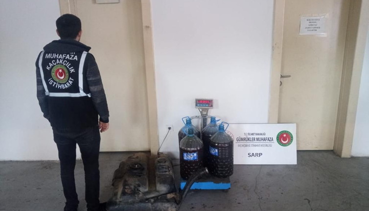 Minibüsün yakıt deposundan 104 kilo kaçak bal çıktı