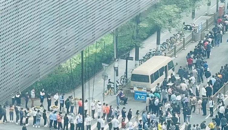 Çin'de yeniden korona paniği. Salgının sıfır noktasında market rafları bomboş kaldı