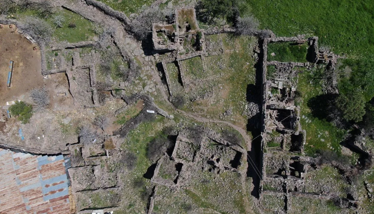 Bu köyde sadece 10 kişi yaşıyor. Sinemacılar hayalet köyde korku filmi çekmek için birbiriyle yarışıyor