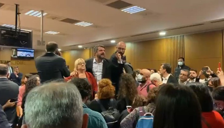 Gezi davasında haklarında 18’er yıl hapis cezası verilen 7 kişi duruşma salonunda tutuklandı