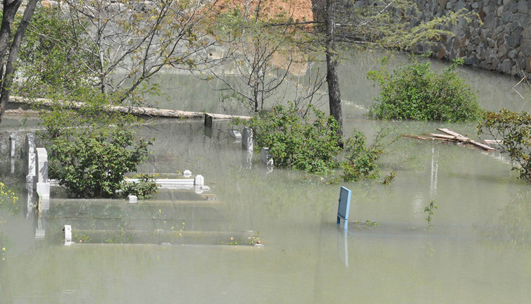 Baraj taştı, mezarlık suyla doldu! Ramazan Bayramı önce yürek yakan görüntü...