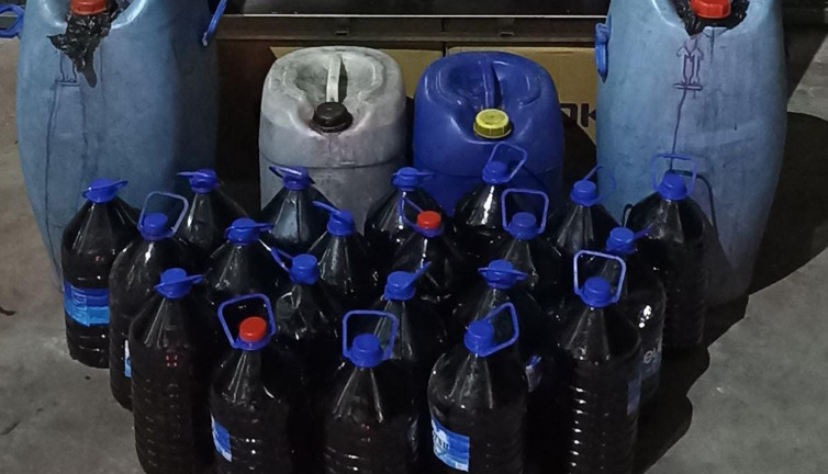 Denizli’de litrelerce kaçak alkolü satamadan suçüstü yakalandılar